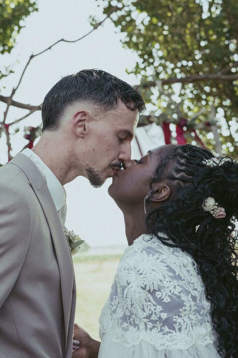 Le baiser sous la tonnelle